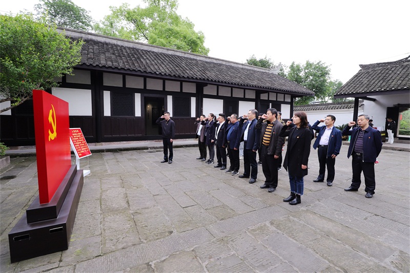 20210425我院組織參觀周貢植故居 圖為重溫入黨誓詞(1).jpg