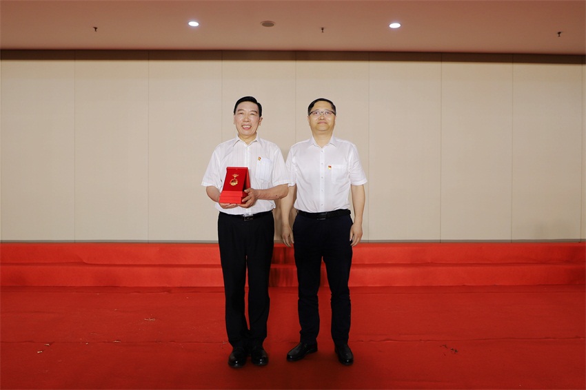 20210630 七一主題活動  李院長頒獎(3).jpg