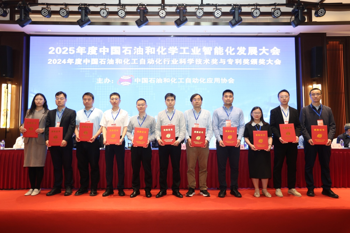 賀培同志獲獎現場.jpg 賀培同志獲獎現場.jpg